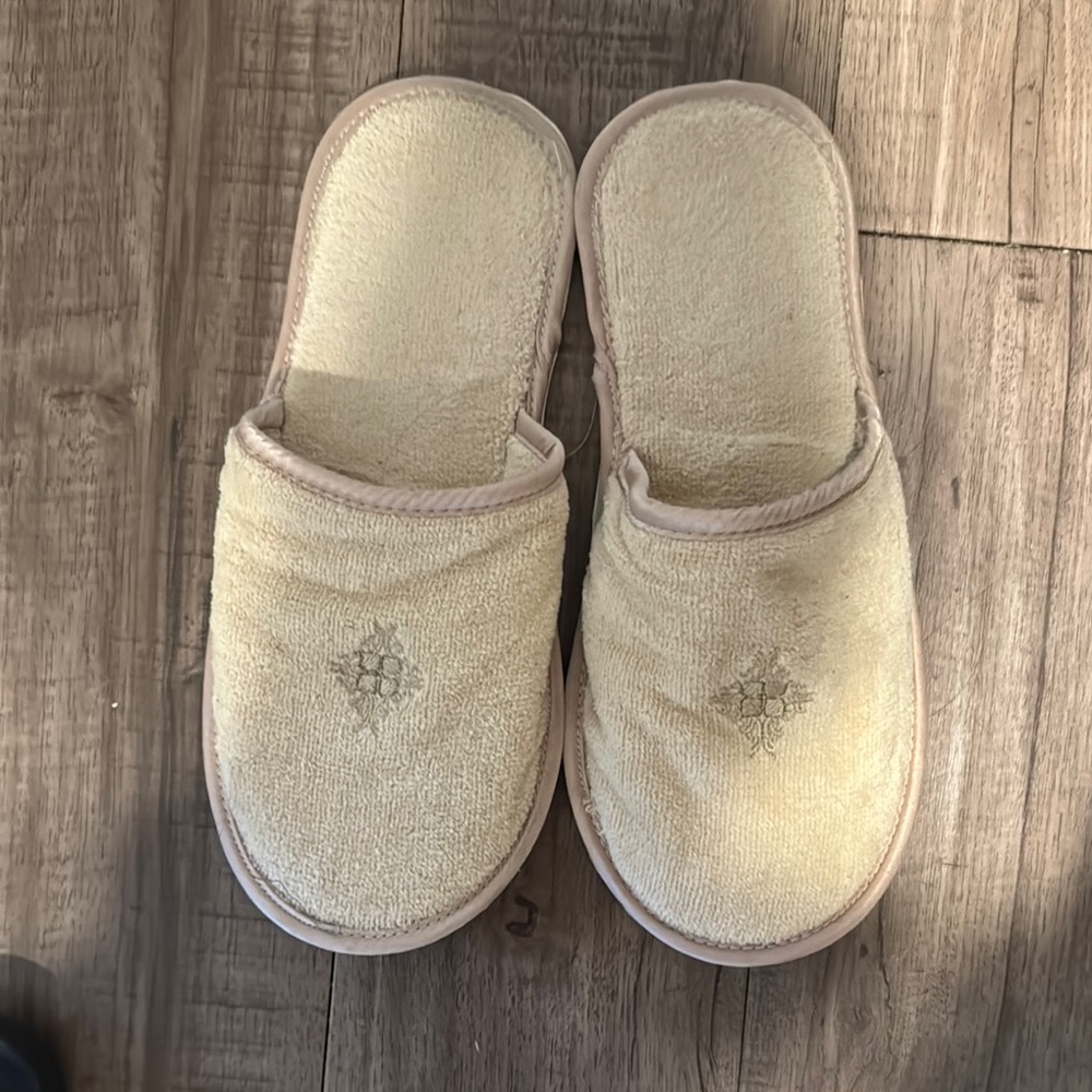 Cozy Cream Slippers with Embroidered Detail